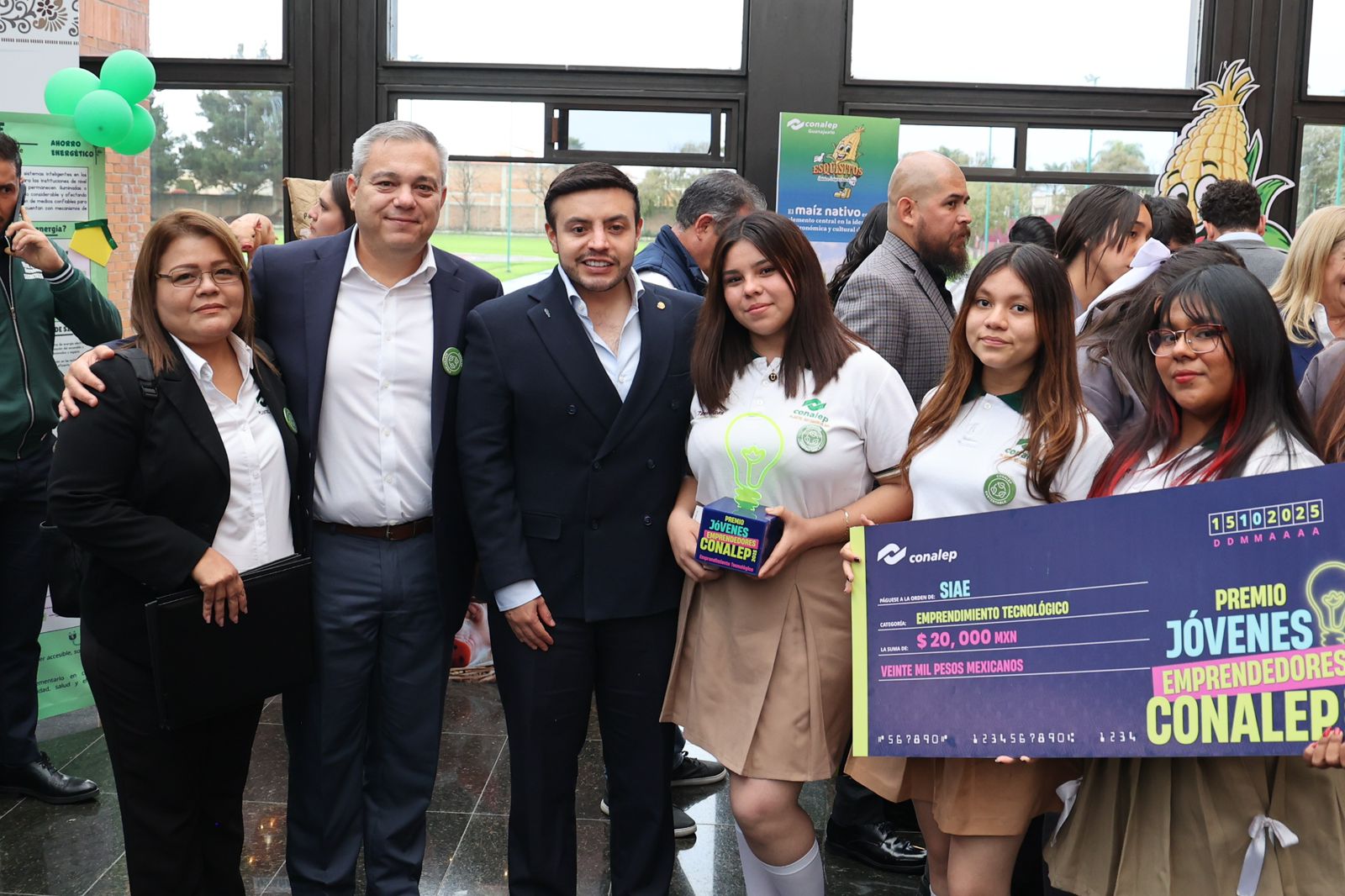 PREMIAN A JOVENES EMPRENDEDORES FOTO 3