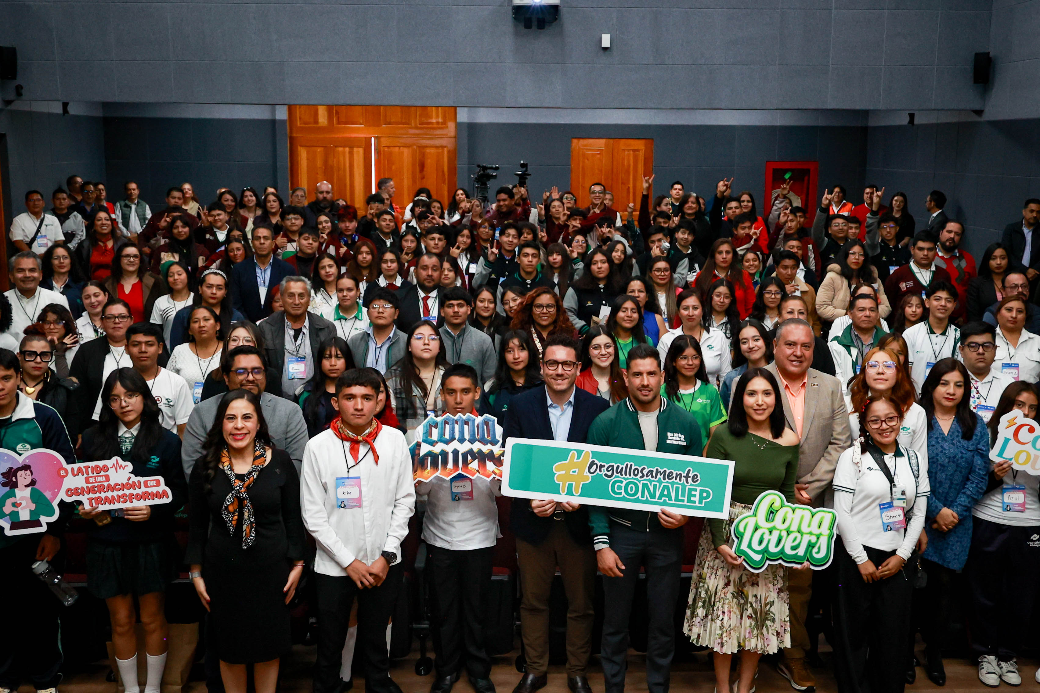 FOTO 2 JOVENES GRUPO FUNCIONARIOS