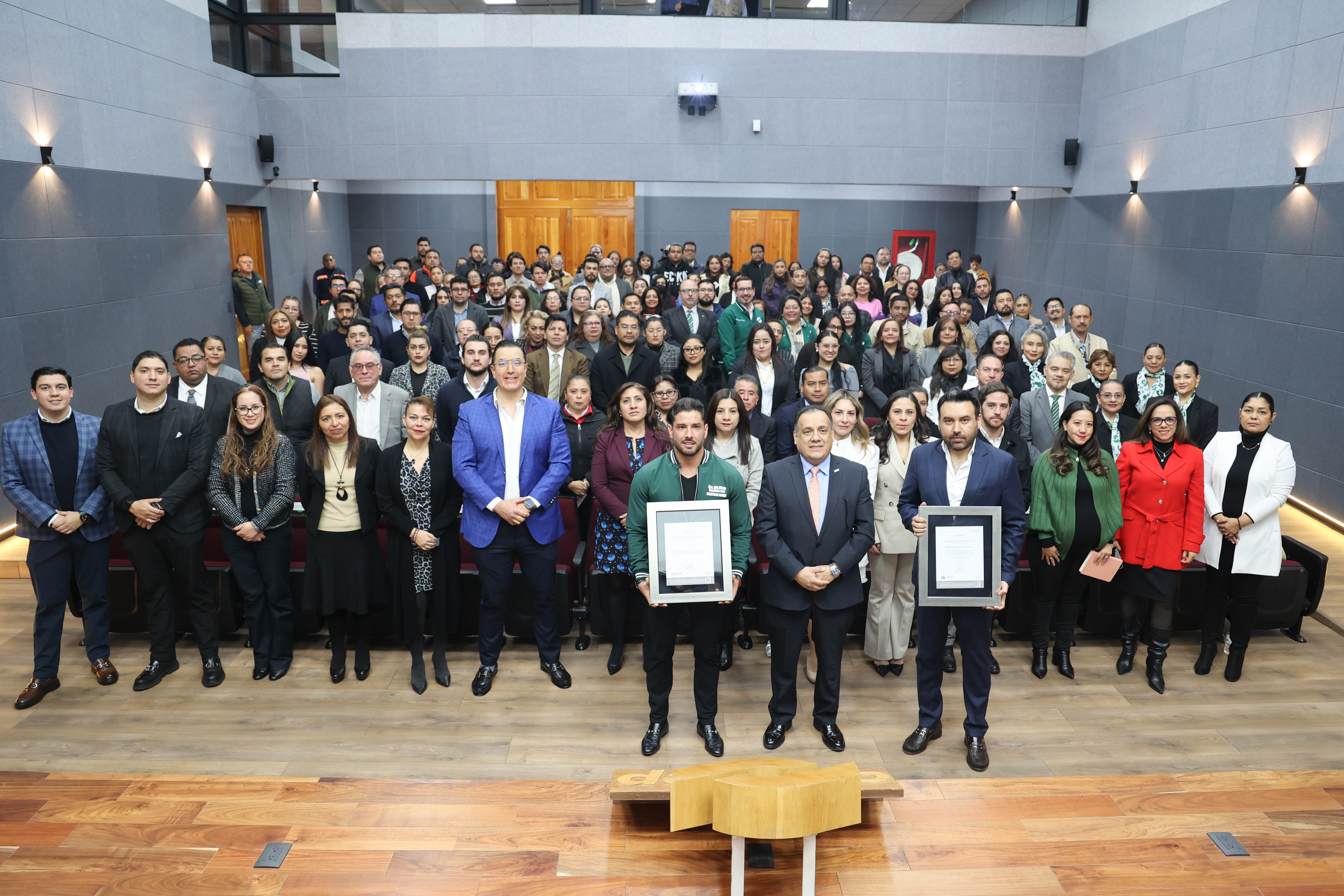 ENTREGA DE CERTIFICACIONES FOTO 2 