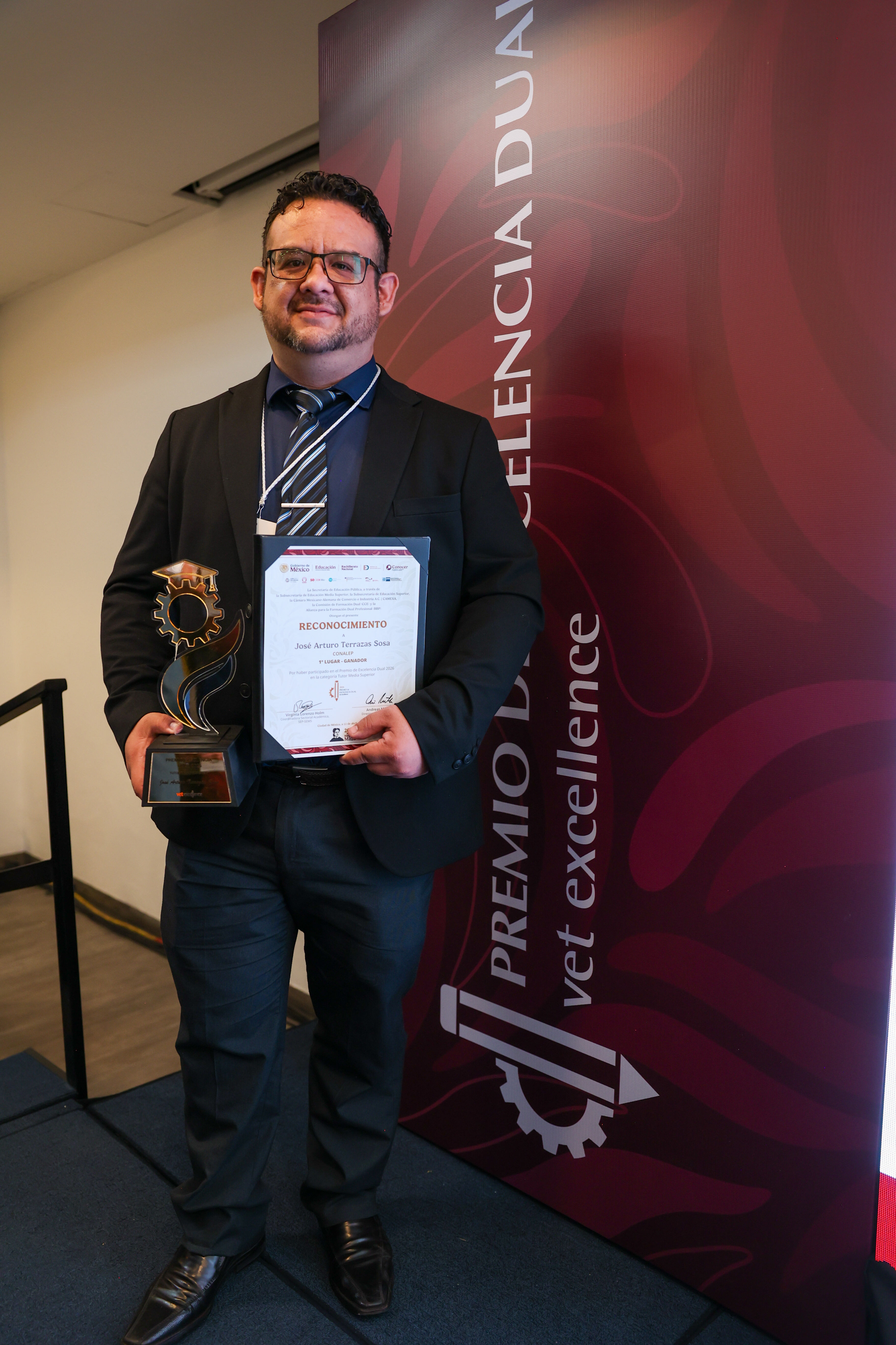 GANADOR PREMIOS EXCELENCIA DUAL 
