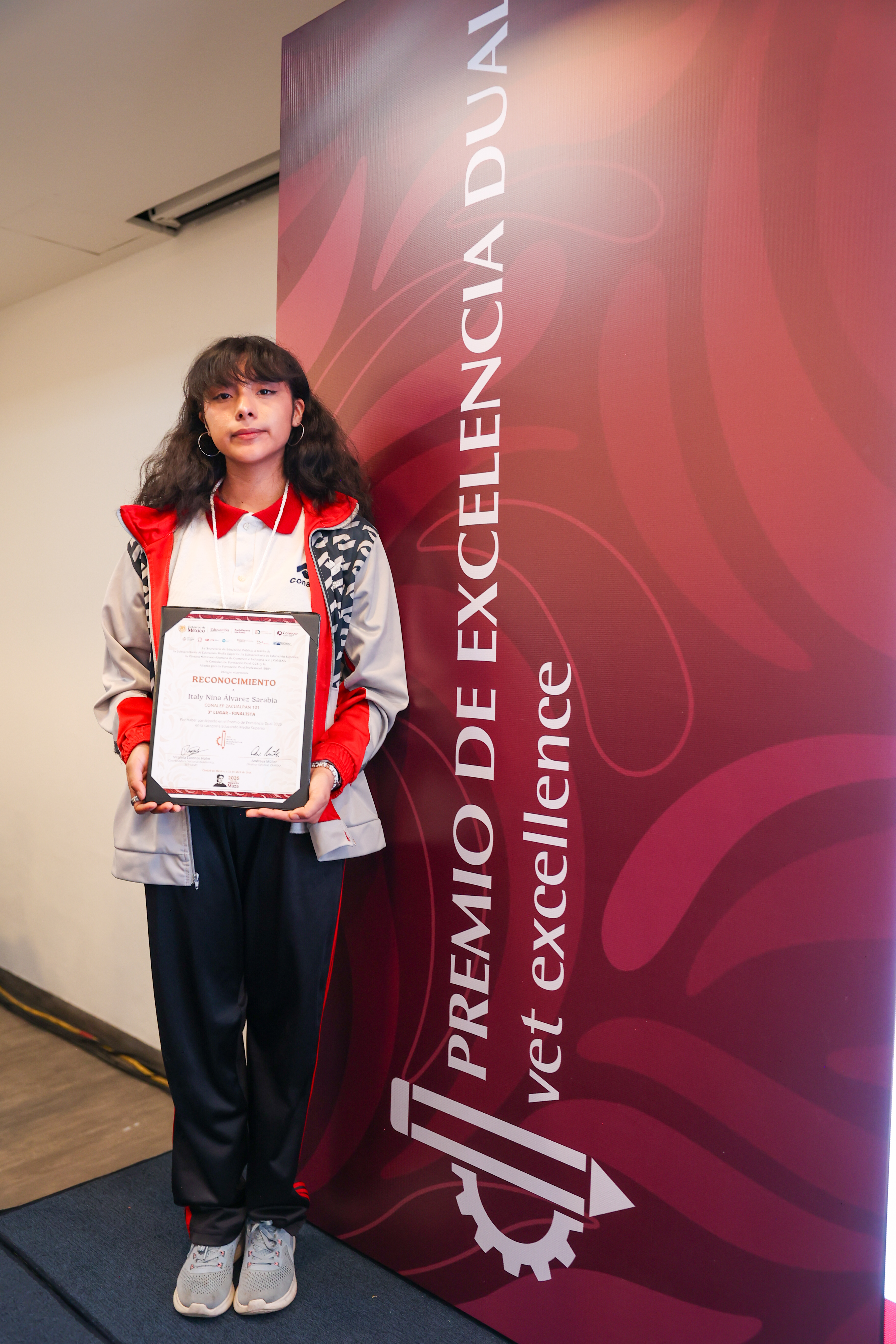 GANADORA DE PREMIOS DUALES EXCELENCIA