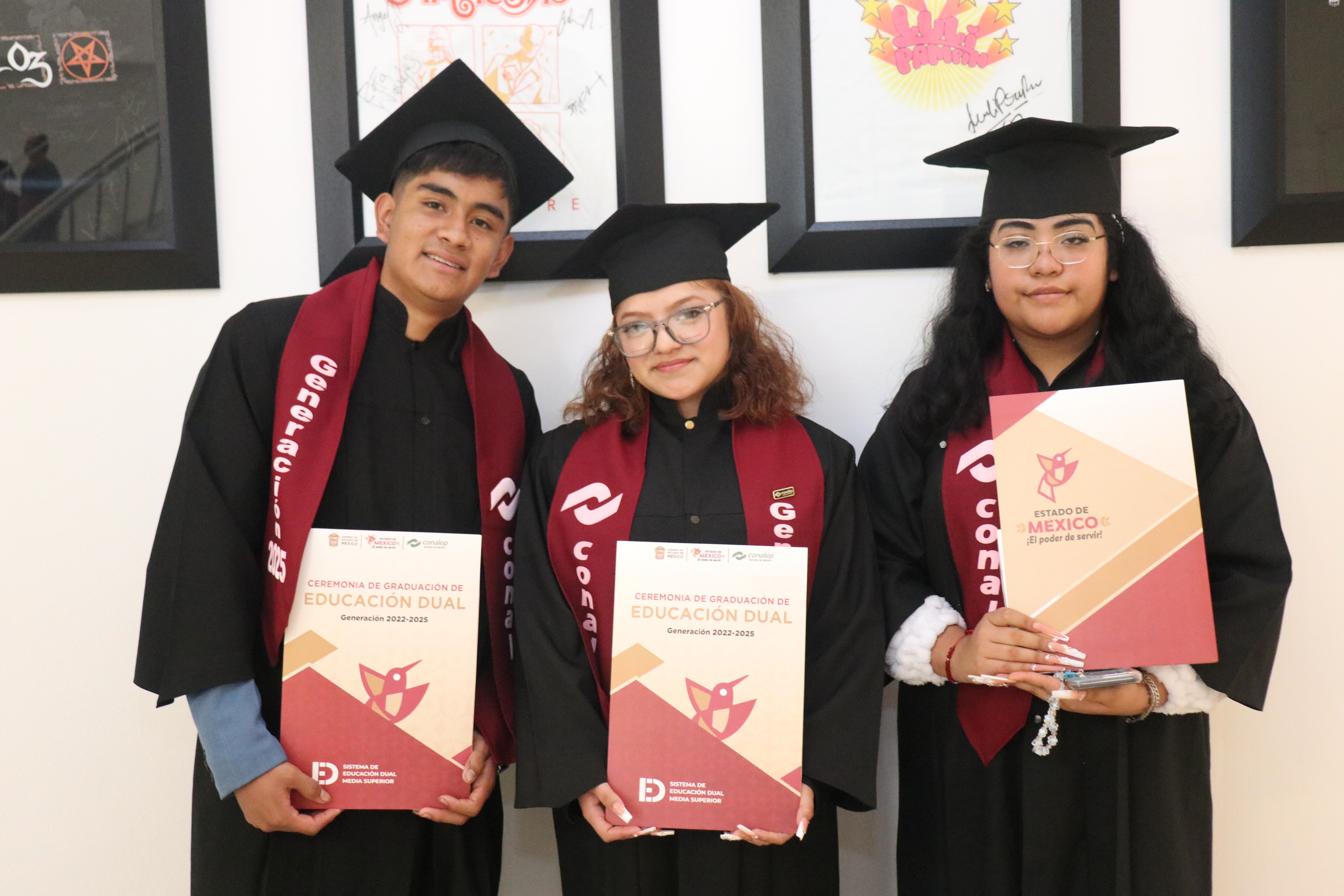 FOTO 6 GRADUADOS DUAL 22-25 EDO MEX