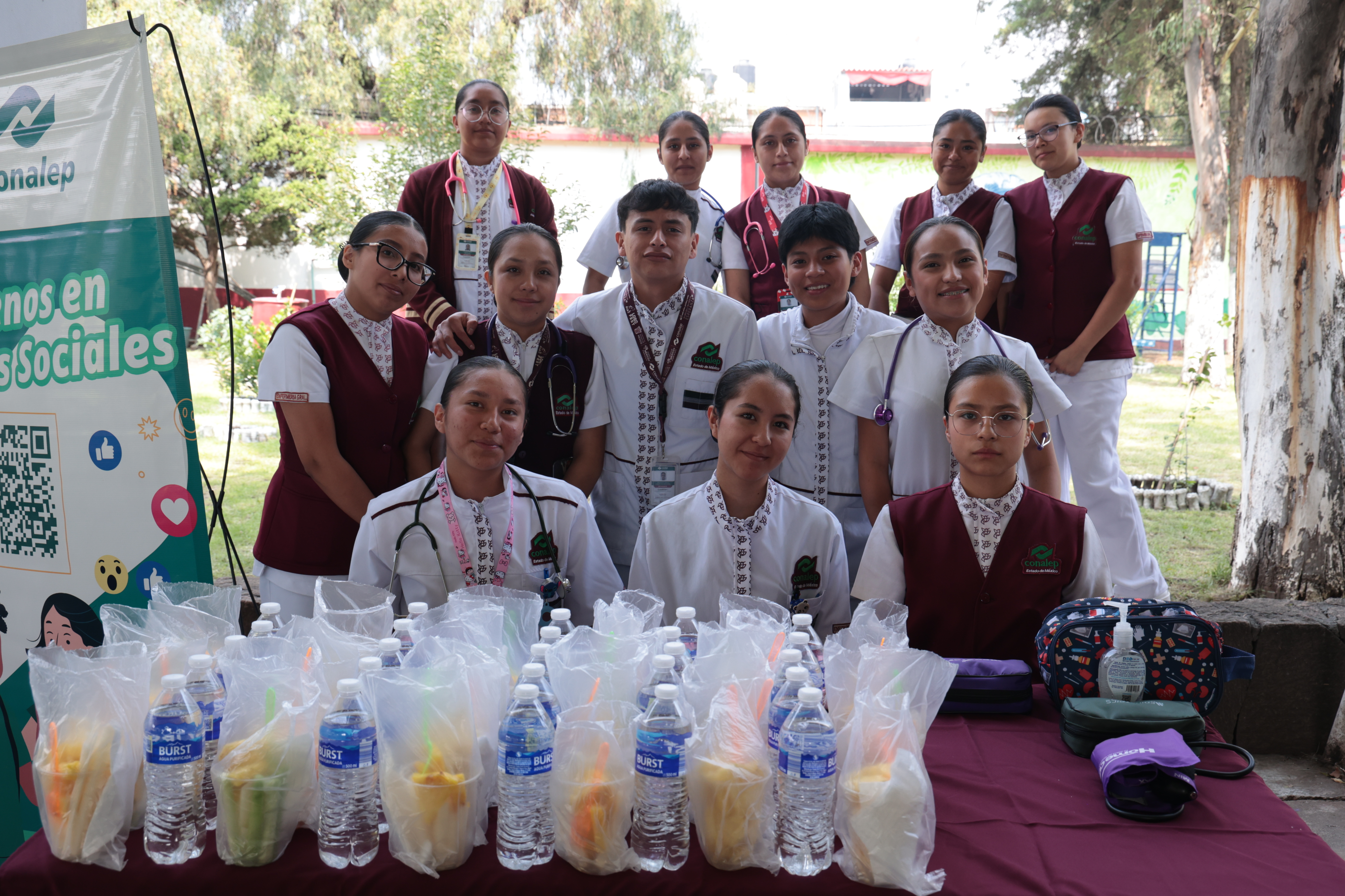 mesa con estudiantes semana de atención a la comunidad