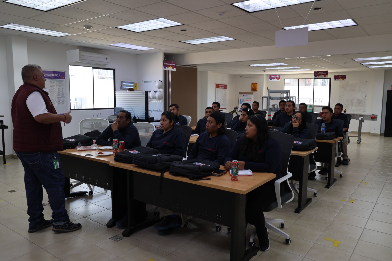 FOTO 3 TOMANDO LA CLASE 